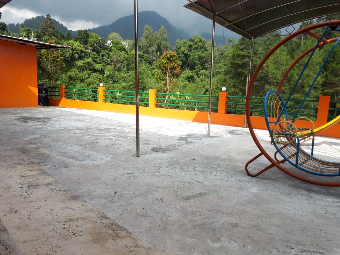 Rooftop terbuka dengan pemandangan pegunungan & area bermain